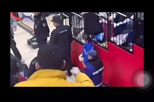 偶遇哈登！原来美国电线杆也有小广告呀